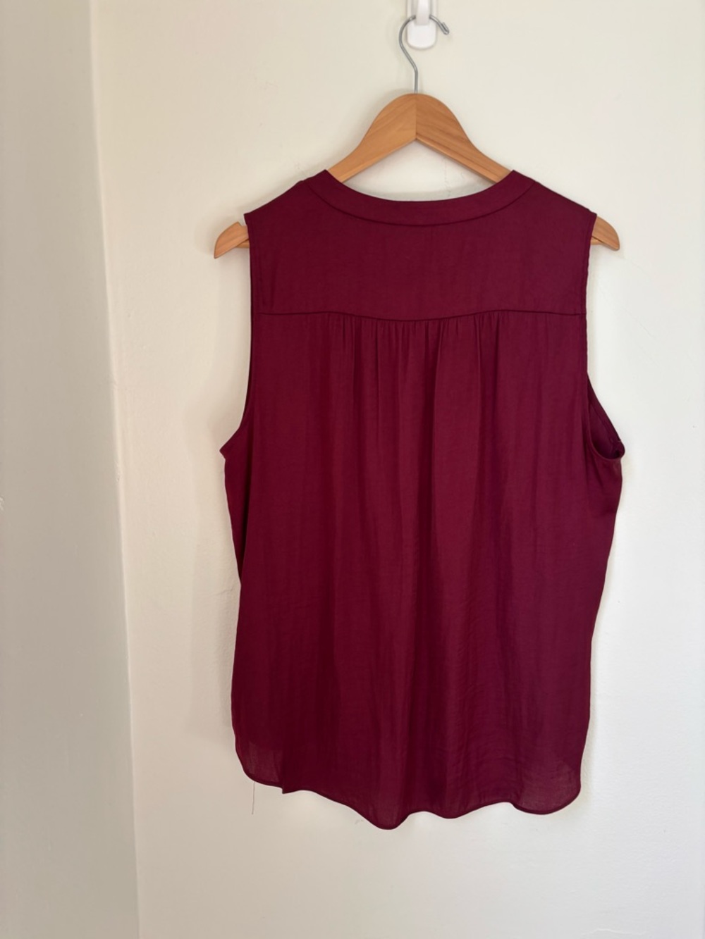 Vince Camuto Burgundy Sleeveless V-Neck Blouse - Picture 3 of 4